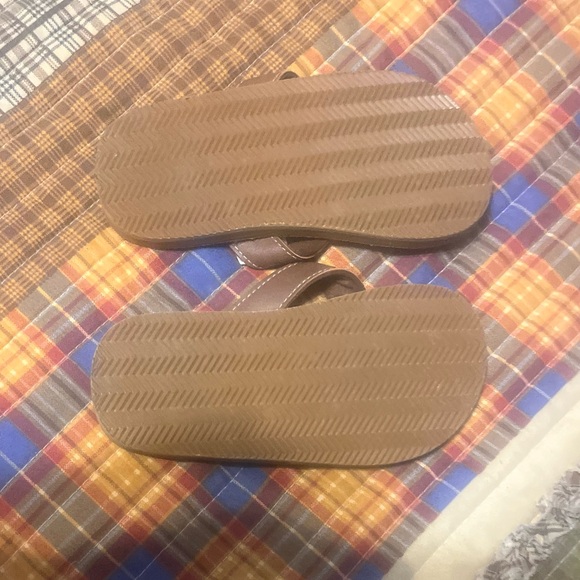 Niken* Like New Carter’s Brown Flip Flops - Picture 3 of 3